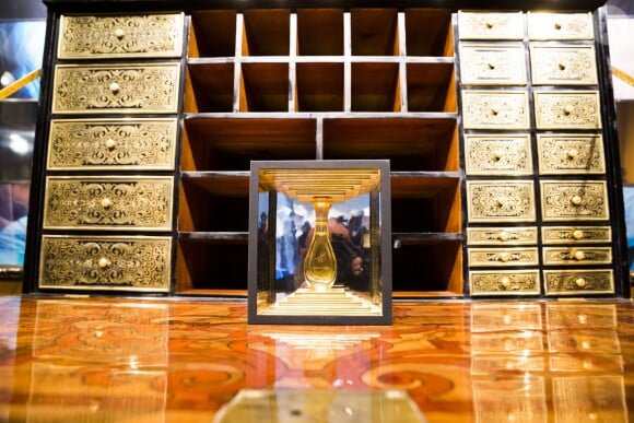 Ambiance - Arielle Dombasle présente son parfum "Le secret d'Arielle" par Mauboussin à la Galerie du Passage de Pierre Passebon à Paris le 16 février 2016