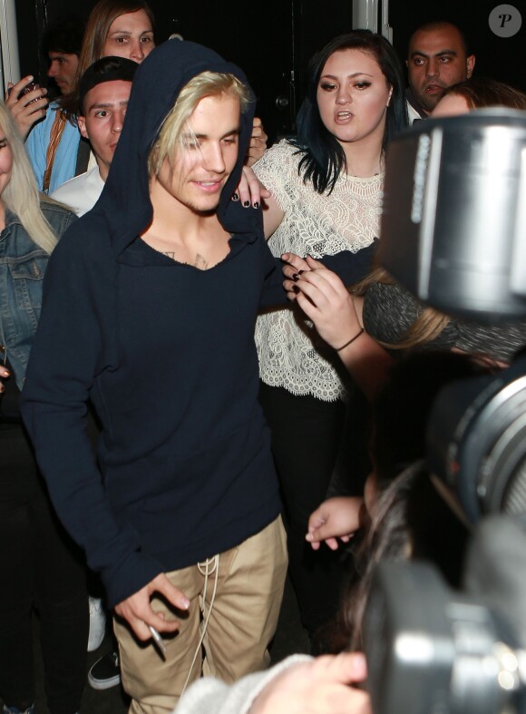 Justin Bieber pose avec un fan à la sortie du restaurant Nice guy à Los Angeles, le 8 février 2016 © CPA/Bestimage