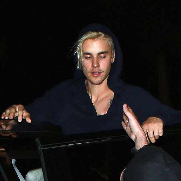 Justin Bieber pose avec un fan à la sortie du restaurant Nice guy à Los Angeles, le 8 février 2016 © CPA/Bestimage