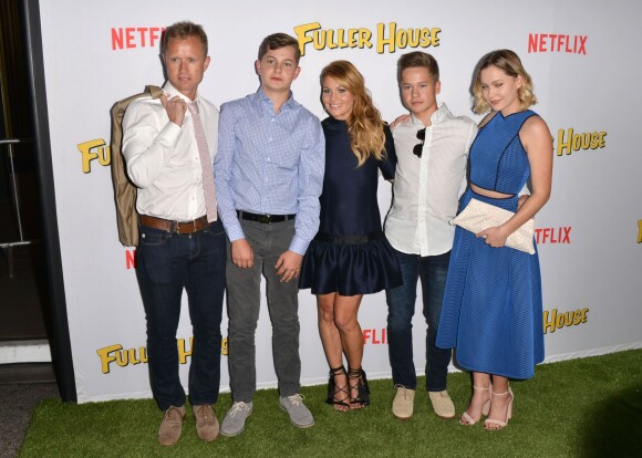 Candace Cameron Bure en famille - Soirée de lancement de Fuller House, le 16 février 2016 à Los Angeles.