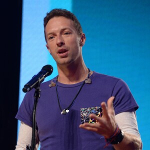 Chris Martin reçoit le Godlike Genius Award sur la scène des NME Awards à l'O2 Brixton Academy à Londres, le 17 février 2016.