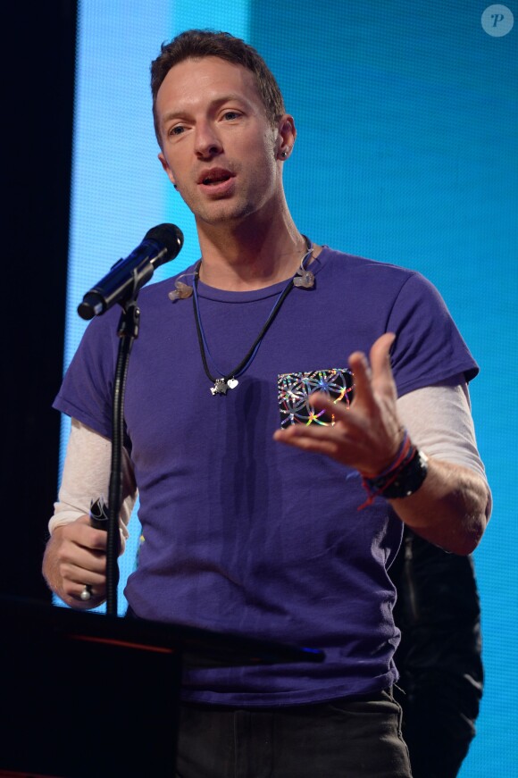 Chris Martin reçoit le Godlike Genius Award sur la scène des NME Awards à l'O2 Brixton Academy à Londres, le 17 février 2016.