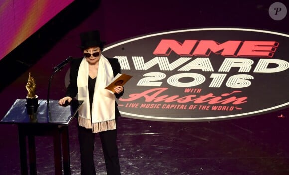 Yoko Ono reçoit le NME Inspiration Award sur la scène des NME Awards à l'O2 Brixton Academy à Londres, le 17 février 2016.
