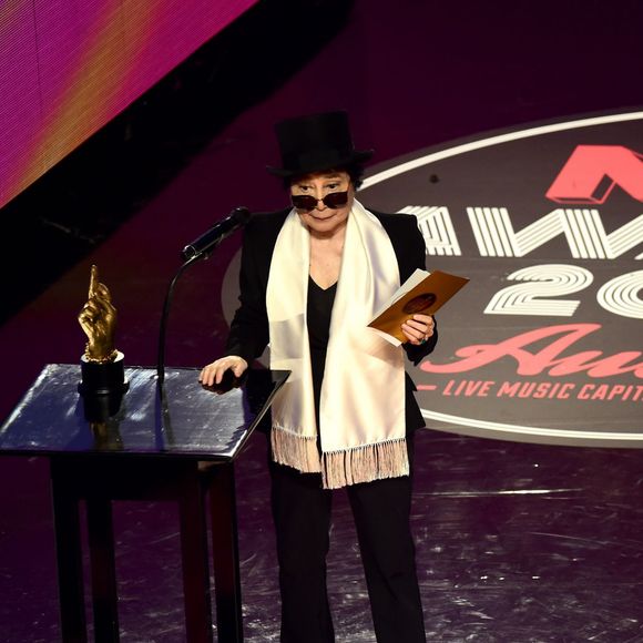 Yoko Ono reçoit le NME Inspiration Award sur la scène des NME Awards à l'O2 Brixton Academy à Londres, le 17 février 2016.