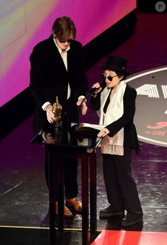 Thurston Moore remet à Yoko Ono le NME Inspiration Award sur la scène des NME Awards à l'O2 Brixton Academy à Londres, le 17 février 2016.