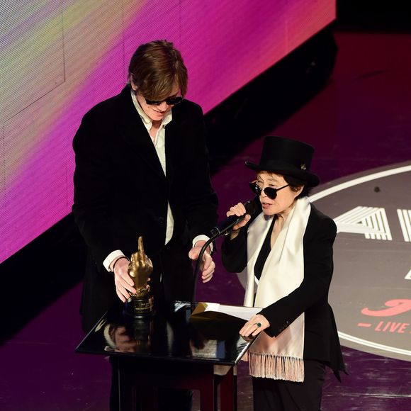 Thurston Moore remet à Yoko Ono le NME Inspiration Award sur la scène des NME Awards à l'O2 Brixton Academy à Londres, le 17 février 2016.
