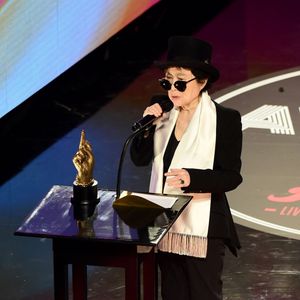 Yoko Ono reçoit le NME Inspiration Award sur la scène des NME Awards à l'O2 Brixton Academy à Londres, le 17 février 2016.