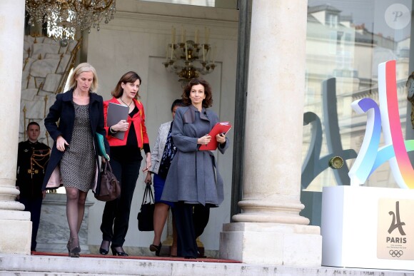 Ségolène Neuville, secrétaire d'Etat  chargée des personnes handicapées et de la lutte contre l'exclusion, Juliette Méadel (enceinte), secrétaire d’Etat chargée de l’aide aux victimes et Audrey Azoulay, ministre de la culture et de la communication (logo Paris 2024) - Sortie du conseil des ministres au Palais de l'Elysée à Paris, France, le 17 février 2016, après le remaniement de la semaine dernière. © Dominique Jacovides/Bestimage