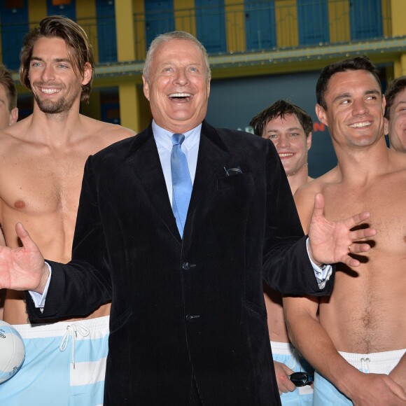 Christian Courtin-Clarins entouré de Camille Lacourt, Dan Carter et les rugbymen du Racing 92 à la piscine Molitor de Paris, le 17 février 2016 © Veeren