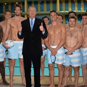 Christian Courtin-Clarins entouré de Camille Lacourt, Dan Carter et les rugbymen du Racing 92 à la piscine Molitor de Paris, le 17 février 2016 © Veeren