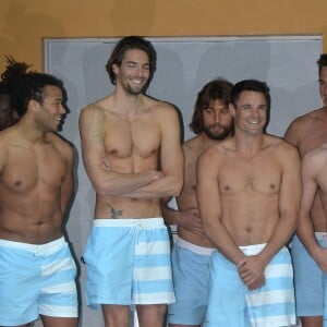 Camille Lacourt avec les rugbymen du Racing 92 à la piscine Molitor de Paris, le 17 février 2016 © Veeren