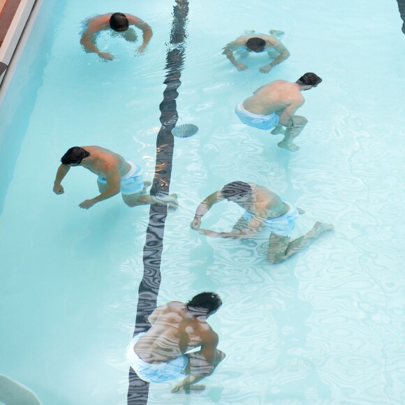 Camille Lacourt , Dan Carter et les rugbymen du Racing 92 à la piscine Molitor de Paris, le 17 février 2016 © Veeren