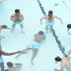 Camille Lacourt , Dan Carter et les rugbymen du Racing 92 à la piscine Molitor de Paris, le 17 février 2016 © Veeren