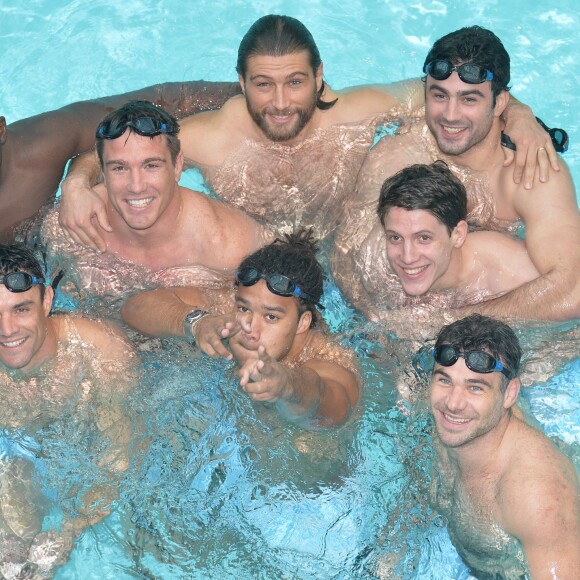 Les Rugbymen du Racing 92 avec Camille Lacourt à la piscine Molitor de Paris, le 17 février 2016 © Veeren