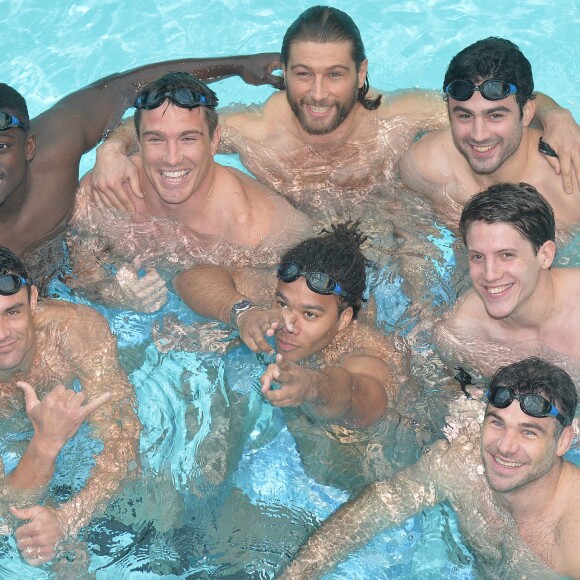 Les Rugbymen du Racing 92 avec Camille Lacourt à la piscine Molitor de Paris, le 17 février 2016 © Veeren