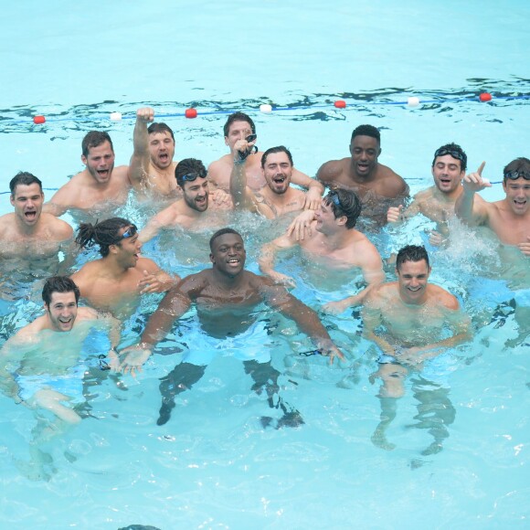 Camille Lacourt et les Rugbymen du Racing 92 à la piscine Molitor de Paris, le 17 février 2016 © Veeren