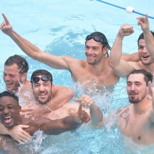 Les Rugbymen du Racing 92 avec Camille Lacourt à la piscine Molitor de Paris, le 17 février 2016 © Veeren