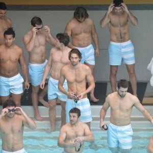 Camille Lacourtentouré des rugbymen du Racing 92 à la piscine Molitor de Paris, le 17 février 2016 © Veeren