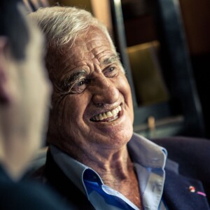 Exclusif - Jean-Paul Belmondo, son fils Paul et le producteur Cyril Viguier ont déjeuné au café de l'Alma pour fêter la concrétisation du documentaire qui va être tourné pour TF1 sur Jean-Paul Belmondo. Le 20 mars 2014