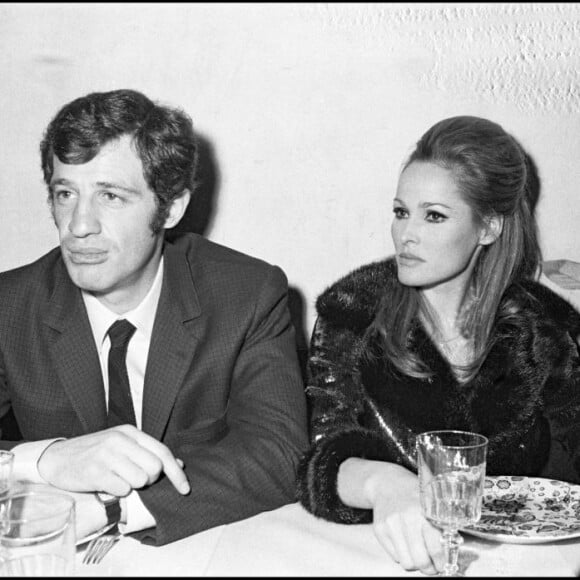 Jean-Paul Belmondo et Ursula Andress à Paris, en 1967.