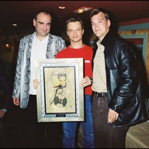 ARCHIVES - DAVID HALLYDAY LE SOIR DE SON CONCERT A L' OLYMPIA, DANS LES LOGES AVEC PASCAL NEGRE, DAVID HALLYDAY RECOIT UN DISQUE DE PLATINE POUR "UN PARADIS, UN ENFER" EN 1999  INCONNU22/03/2000 - Paris