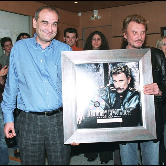 EXCLUSIF - JOHNNY HALLYDAY ET PASCAL NEGRE PDG DE UNIVERSAL RECOIT DISQUE DE DIAMANT POUR L'ALBUM "A LA VIE A LA MORT" AU SIEGE DE MERCURY UNIVERSAL A PARIS10/12/2002 - Paris