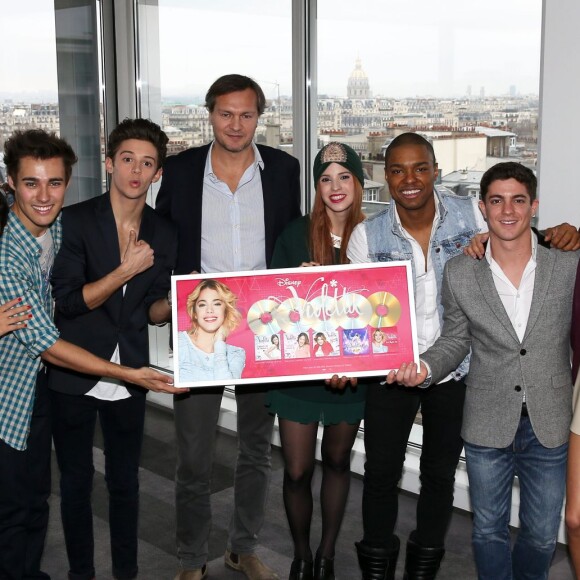 Exclusif - Diego Dominguez (Diego), Alba Rico Navarro, Pablo Espinosa (Tomas), Ruggero Pasquarelli, Candelaria Molfese, Samuel Nascimento, Facundo Gambandé, Martina Stoessel et Mercedes Lambre - Remise de l'album de platine aux acteurs de la série Violetta par Olivier Nusse (DG Mercury France et Mercury Universal) à l'hôtel Pullman à Paris. Le 16 février 2015