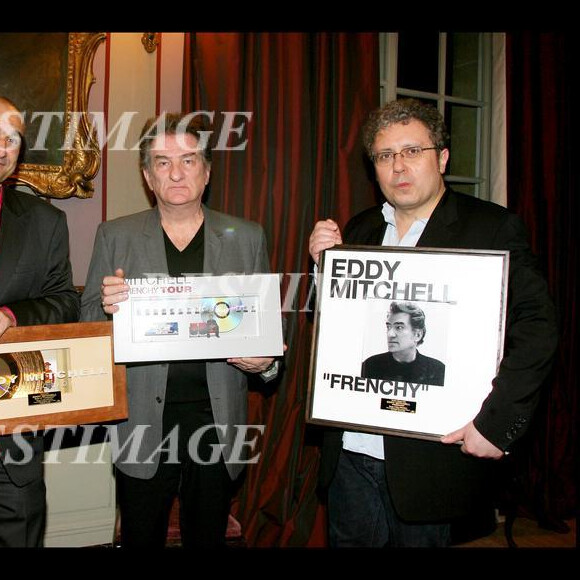 EXCLUSIF - EDDY MITCHELL RECOIT UN DOUBLE DISQUE D'OR POUR SON ALBUM "FRENCHY", UN DVD DE PLATINE POUR "FRENCHY TOUR" ET UN DISQUE D'OR POUR LE BEST OF "COLLECTION" DANS LES SALONS DU SAINT JAMES HOTEL A PARIS. ICI EN PRESENCE DE JEAN PHILIPPE ALLARD (DIRECTEUR DE POLYDOR) ET DE PASCAL NEGRE 31/03/2006 - Paris