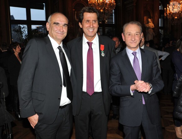 Pascal Negre, Max Guazzini et Bertrand Delanoe - Max Guazzini recoit les insignes de Chevalier de l'Ordre national de la Legion d'honneur a la mairie de Paris le 27 mars 2013.27/03/2013 - Paris