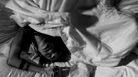 FKA twigs nue sous la couette dans le clip de "Good To Love", son dernier single.