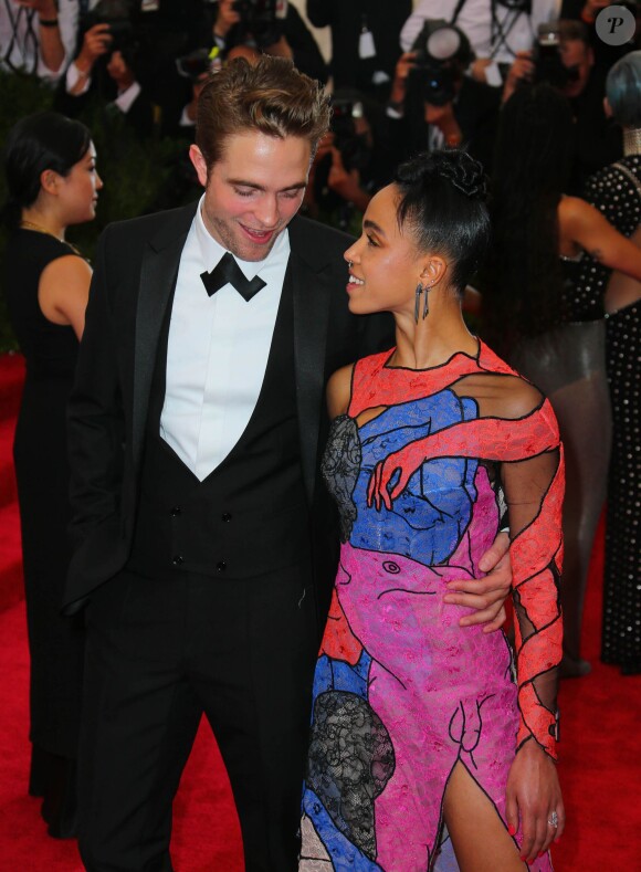 Robert Pattinson et sa fiancée FKA Twigs (Tahliah Debrett Barnett) à New York, le 4 mai 2015.