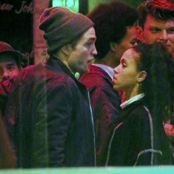 Exclusif - Robert Pattinson est très proche de sa petite-amie FKA Twigs ! Ils semblent très amoureux et se sont embrassés à plusieurs reprises alors qu'ils étaient dans la file d'attente du Comedy Store à Los Angeles, le 18 décembre 2014.