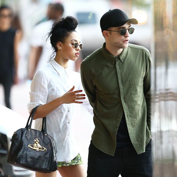 Exclusif - Robert Pattinson se promène, main dans la main, avec sa petite amie FKA Twigs (Tahliah Debrett Barnett) dans les rues de Miami le 5 décembre 2014