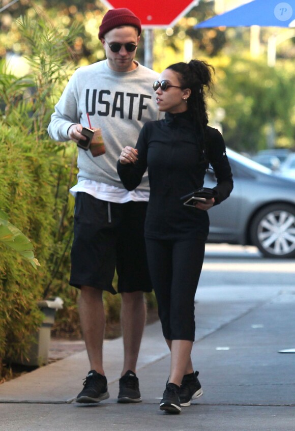 Exclusif -  Robert Pattinson est allé déjeuner avec sa petite amie FKA Twigs à Los Angeles le 21 novembre 2014