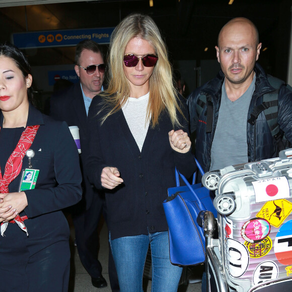 Gwyneth Paltrow et son compagnon Brad Falchuk arrivent à l'aéroport LAX de Los Angeles, en provenance de Paris, où ils ont assisté à plusieurs défilés de mode lors de la fashion week parisienne. Le 27 janvier 2016  51957523 Couple Gwyneth Paltrow and Brad Falchuk are seen arriving on a flight at LAX airport in Los Angeles, California on January 27, 2016. The pair were returning from Paris where they attended the Paris Fashion Week.27/01/2016 - Los Angeles