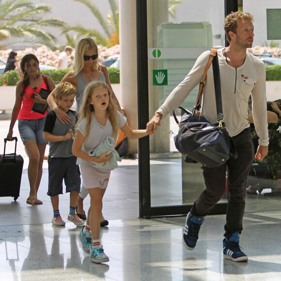 Exclusif - Gwyneth Paltrow, Chris Martin et leurs enfants Apple et Moses quittent l'ile de Majorque en Espagne apres quelque jours de vacances dans la maison de l'acteur Americain Michael Douglas le 14 juillet 2013.