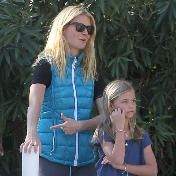 Exclusif - Gwyneth Paltrow aide ses enfants Moses et Apple a vendre de la limonade et des cookies pour le quartier de Pacific Palisades le 6 janvier 2014.