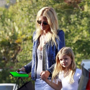 Gwyneth Paltrow et sa fille Apple dans les rues de Los Angeles, le 19 avril 2012