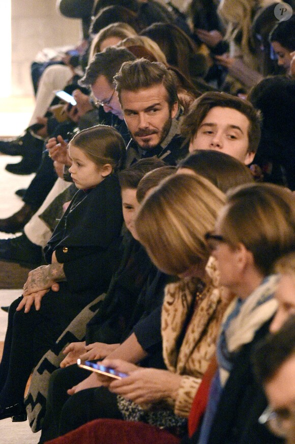 Harper Beckham, son père David et Brooklyn Beckham au défilé de Victoria avec ses enfants Harper et Brooklyn à New York le 14 février 2016.