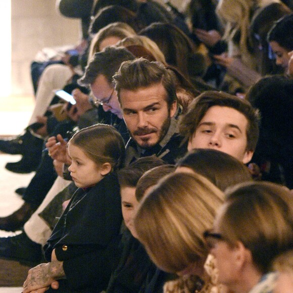 Harper Beckham, son père David et Brooklyn Beckham au défilé de Victoria avec ses enfants Harper et Brooklyn à New York le 14 février 2016.