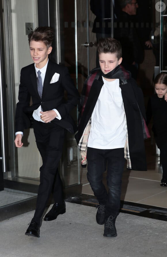 Romeo Beckham et son frère Cruz à la sortie de l'hôtel à New York, pour se rendre au défilé de mode de Victoria Beckham. Le 14 février 2016