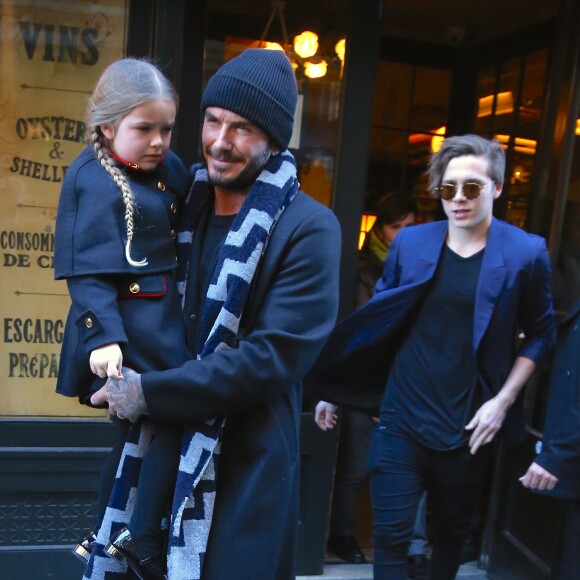 Victoria Beckham, son mari David Beckham et leurs enfants Brooklyn et Harper à la sortie du restaurant Balthazar à New York, le 14 février 2016.