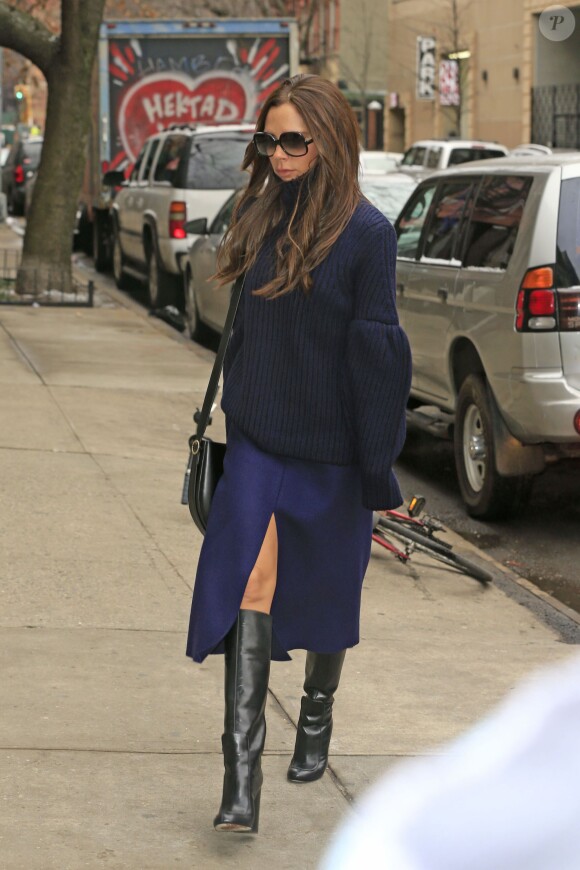 Victoria Beckham se rend dans un studio de photo à New York vêtue de bleu le 9 février 2016. © CPA / Bestimage