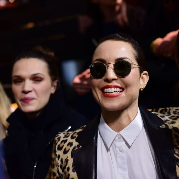 Noomi Rapace assiste au défilé Mulberry (collection automne-hiver 2016-2017) à l'école Guildhall. Londres, le 21 février 2016.