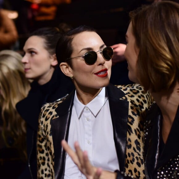Noomi Rapace assiste au défilé Mulberry (collection automne-hiver 2016-2017) à l'école Guildhall. Londres, le 21 février 2016.