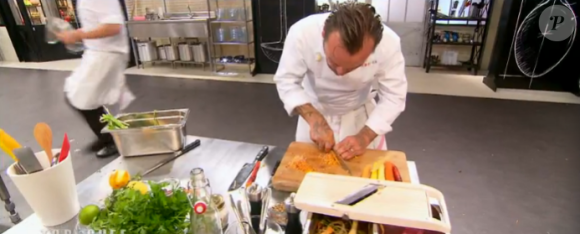 Les candidats s'activent en cuisine dans Top Chef, le lundi 22 février 2016, sur M6
