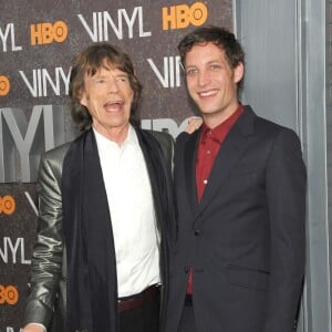 Mick Jagger et son fils James à la première de la série "Vinyl" au Ziegfeld Theatre à New York, le 15 janiver 2016.