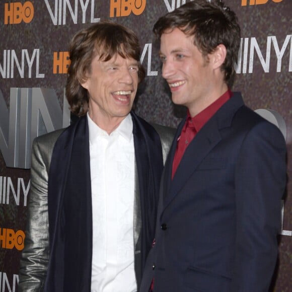 Mick Jagger et son fils James à la première de la série "Vinyl" au Ziegfeld Theatre à New York, le 15 janiver 2016.