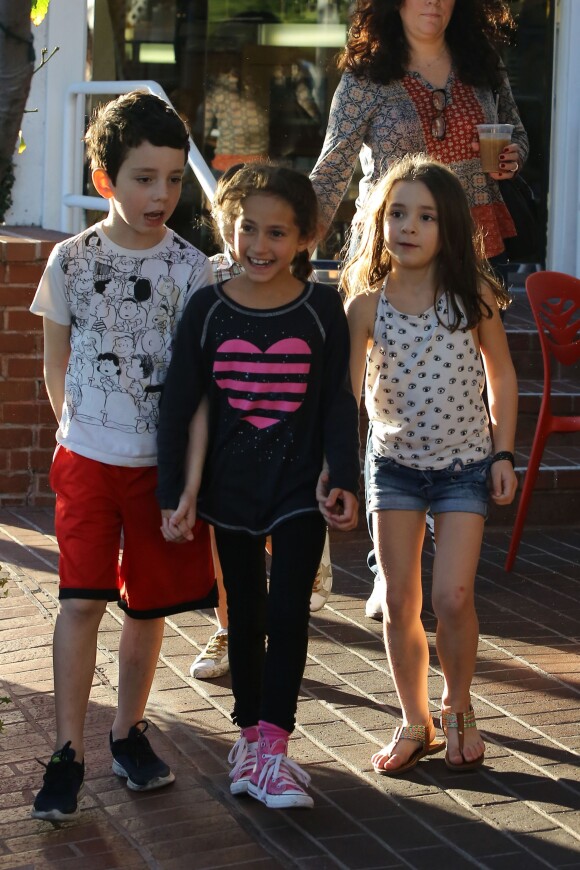 Emme (au centre), la fille de Jennifer Lopez, à Los Angeles, le 15 février 2016