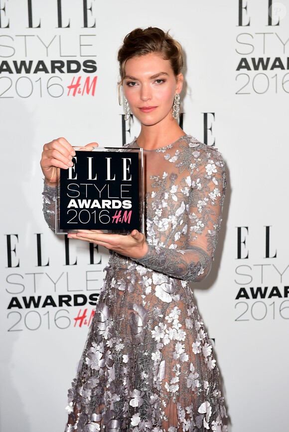 Arizona Muse (Femme de l'année de la directrice mode du magazine ELLE UK) - "Elle Style Awards 2016" au musée Tate Britain. Londres le 23 février 2016.